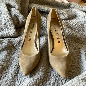 Size 8-Anne Klein olive green/ brownish, gray suede heels. Good condition.